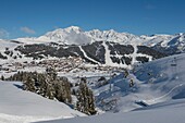 Frankreich, Savoyen, Massif du Beaufortain, der Ferienort am Saisies-Pass in der Region Bisanne mit Blick auf das Dorf und den Mont Blanc