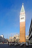 Italien, Venetien, Venedig (UNESCO-Welterbe), Stadtteil San Marco, Markusplatz, Glockenturm und Markusbasilika (Basilica di San Marco)