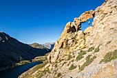 Frankreich, Alpes-Maritimes, Mercantour-Nationalpark, Tortisse-Bogen (2550m), Wandern am Vens-See am Fer-Pass, der große Superior-See (2325m)