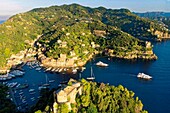 Italien, Ligurien, Riviera ligure, Naturpark von Portofino, Dorf Portofino (Luftaufnahme)