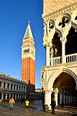 Italien, Venetien, Venedig (UNESCO-Weltkulturerbe), Markusplatz, Dogenpalast und Glockenturm der Markusbasilika (Basilica di San Marco) im Hintergrund