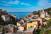 Italien, Ligurien, Fünf-Länder-Nationalpark, Dorfkirche Riomaggiore und das Mittelmeer