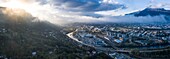 Frankreich, Isere, Grenoble Stadt, Bastille, Isère Fluss, Drac Fluss, Chartreuse, Vercors und Belledonne Berge im Hintergrund (Luftaufnahme)