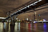 Vereinigtes Königreich, London, die Millenium Bridge, links die Tate Modern und rechts im Hintergrund das One Blackfriars des Architekten Ian Simpson