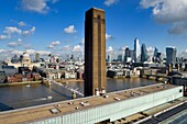 Vereinigtes Königreich, London, Stadtteil Southwark, die Tate Modern, die Millennium Bridge des Architekten Norman Foster über die Themse und die St. Paul's Cathedral in der City im Hintergrund, die Wolkenkratzer der City mit der Fenchurch Street 20, auch Walkie-Talkie genannt, entworfen vom Architekten Rafael Vinoly, rechts