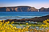 Frankreich, Finistere, Presqu'i?le de Crozon, La Pointe und das Château de Dinan vom Strand von Kerloc'h aus gesehen