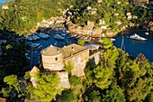 Italien, Ligurien, Riviera ligure, Naturpark von Portofino, Dorf Portofino (Luftaufnahme)