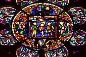 Frankreich, Oise, Beauvais, Kathedrale Saint-Pierre de Beauvais, erbaut zwischen dem 13. und 16. Jahrhundert, hat den höchsten Chor der Welt (48,5 m), Kapelle Unserer Lieben Frau (Notre-Dame) oder Jungfrau, Glasmalerei aus dem 13. Jahrhundert, Rose der Kreuzigung, in der Mitte Jesus am Kreuz, umgeben von 2 Soldaten, auf beiden Seiten Maria, seine Mutter und ein Jünger, Johannes