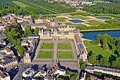 Frankreich, Seine et Marne, Königsschloss Fontainebleau, von der UNESCO zum Weltkulturerbe erklärt (Luftaufnahme)