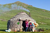 Kirgisistan, Provinz Naryn, Son-Kol-See, 3000 m Höhe, Familie vor der Jurte