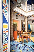 Marokko, Essaouira, Riad Salut Maroc, Geschichte: Exzentrisches künstlerisches Rendezvous in einem übervitaminierten Riad