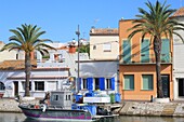 Frankreich, Gard, Petite Camargue, Le Grau-du-Roi, Fischerboot auf dem Kanal