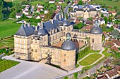 Frankreich, Dordogne, Perigord Noir, Hautefort, das Schloss (Luftaufnahme)