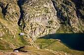 Frankreich, Alpes-Maritimes, Nationalpark Mercantour, die Schutzhütte CAF (2380m) der Seen von Vens, der große See superior (2325m)