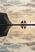 Island, Sudurland, Vik, Reynisfjall-Felsen, Reynisdrangar-Nadeln