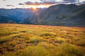 Frankreich, Alpes-Maritimes, Nationalpark Mercantour, Sonnenuntergang über dem Bonnette-Pass (2715m) von den Aiguilles de Tortisse (2672m)