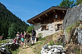 Frankreich, Savoyen, Berg der Vanoise, Pralognan Vanoise, eine Familie wandert mit einem Esel durch den Weiler Cholliere