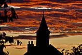 Frankreich, Doubs, Brognard, Sonnenuntergang, Wolken, Kirchturm