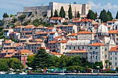 Kroatien, Norddalmatien, Gespanschaft Sibenik Knin, dalmatinische Küste, Sibenik, Hafen, Kathedrale des Heiligen Jakobus, von der UNESCO zum Weltkulturerbe erklärt, Festung des Heiligen Michael