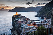 Italien, Ligurien, fünf Nationalparks, das Dorf Vernazza an der Crepuscule und das Mittelmeer