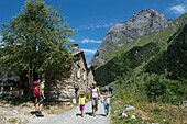 Frankreich, Savoyen, Berg der Vanoise, Pralognan la Vanoise, Großeltern auf einer Wanderung mit zwei kleinen Kindern zu einem Steinhaus im Weiler Repoju