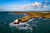 Frankreich, Finistere, Iroise Meer, Parc Naturel Regional d'Armorique (Regionaler Naturpark Armorica), Le Conquet, Pointe de Kermorvan, Leuchtturm von Kermorvan (Luftaufnahme)