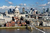 Vereinigtes Königreich, London, die City, die Millennium Bridge des Architekten Norman Foster über die Themse und die St. Paul's Cathedral im Hintergrund