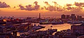 Italien, Ligurien, Genua, Panorama vom Castelletto mirador mit Hafen, Leuchtturm auch Torre della Lanterna oder La Lanterna genannt auf dem San Benigno Hügel