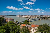 Ungarn, Budapest, Blick auf das ungarische Parlament (UNESCO-Weltkulturerbe) und das Pestviertel