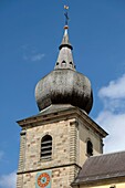 Frankreich, Vogesen, Remiremont, Abteikirche Saint Pierre aus dem 11. Jahrhundert, der Zwiebelturm