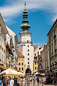 Slovaquie, Bratislava, la rue Michalska et la porte Michel (Michalska brana), tour datant du XIVème siècle avec la partie octogonale du XVIème et le toit baroque du XVIIIème siècle