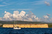 Kroatien, Norddalmatien, Gespanschaft Sibenik Knin, Dalmatinische Küste, Sibenik, Festung des Heiligen Nikolaus, Segelboot