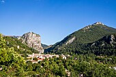 Frankreich, Alpes-de-Haute-Provence, Regionaler Naturpark des Verdon, Castellane, die Stadt am Fuße des Roc (911m) mit der Kapelle Notre-Dame du Roc auf dem Gipfel