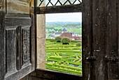 Frankreich, Aquitanien, Dordogne (24), Schwarzes Perigord, Schloss Hautefort, Buchsbaumgarten durch das Fenster