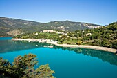 Frankreich, Alpes-de-Haute-Provence, Regionaler Naturpark Verdon, Saint-Julien-du-Verdon und der vom Verdon gebildete Castillon-See