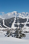 Frankreich, Savoyen, Massif du Beaufortain der Ferienort am Saisies-Pass in der Region Bisanne mit Blick auf das Dorf und den Mont Blanc