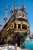 Italien, Ligurien, Genua, im Hafen liegt die für den Film Pirates of Polanski identisch nachgebaute Galeone Neptun vor Anker