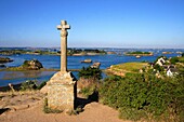 Frankreich, Côtes d'Armor, Ile de Bréhat, Kreuz von Maudez von der Chapelle Saint Michel und Panorama der Mündung des Trieux