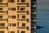 Spanien, Kanarische Inseln, Teneriffa, Playa de Las Americas, Blick von oben auf den Ferienort, Dämmerung