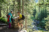 Frankreich, Savoyen, Berg der Vanoise, Pralognan la Vanoise, Familie, Großeltern und Enkelkinder, auf dem Entdeckungspfad im Wald von Gliere