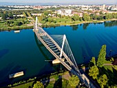 Frankreich, Bas Rhin, zwischen Straßburg und Kehl in Deutschland, der Garten der zwei Flüsse, der Rhein, die Mimram-Brücke, die die beiden Teile des Gartens verbindet (Luftaufnahme)