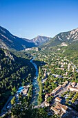 Frankreich, Alpes-de-Haute-Provence, Regionaler Naturpark Verdon, Castellane, Rundblick vom Gipfel des Roc auf das Verdon-Tal und die Stadt