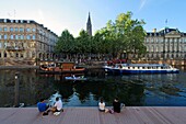 Frankreich, Bas Rhin, Straßburg, Fußgängerzone am Quai des Bateliers, Altstadt, die von der UNESCO zum Weltkulturerbe erklärt wurde, das Palais des Rohan, in dem das Museum für Kunstgewerbe, Schöne Künste und Archäologie untergebracht ist, und die Kathedrale Notre Dame