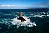 Frankreich, Finistere, Iroise Meer, Cap Sizun, Plogoff, Pointe du Raz, Große Nationale Stätte, der Leuchtturm von La Vieille in den Gezeitenströmen des Raz de Sein (Luftaufnahme)