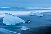 Island, Region Austurland, Breidhamerkursandur, Eisberg gestrandet an einem Vulkanstrand neben der Jokulsarlon Gletscherlagune