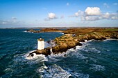 Frankreich, Finistere, Iroise Meer, Parc Naturel Regional d'Armorique (Regionaler Naturpark Armorica), Le Conquet, Pointe de Kermorvan, Leuchtturm von Kermorvan (Luftaufnahme)