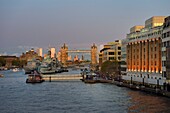 Vereinigtes Königreich, London, das Kriegsschiff HMS Belfast am Rande des Stadtteils Southwark und die Tower Bridge, eine Drehbrücke über die Themse