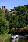 Frankreich, Mosel, Lutzelbourg, Marne-Rhein-Kanal, Radweg, Blick auf die Burg von Lutzelbourg, Boote, Fahrrad