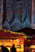 Frankreich, Haut Rhin, Mulhouse, Place de la Reunion, Saint-Etienne-Tempel, Illuminationen, Glasfenster, Weihnachtsmarkt