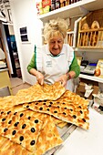 Italy, Liguria, Riviera ligure, natural park of Portofino, village of Portofino, Panificio Canale bakery, focaccia